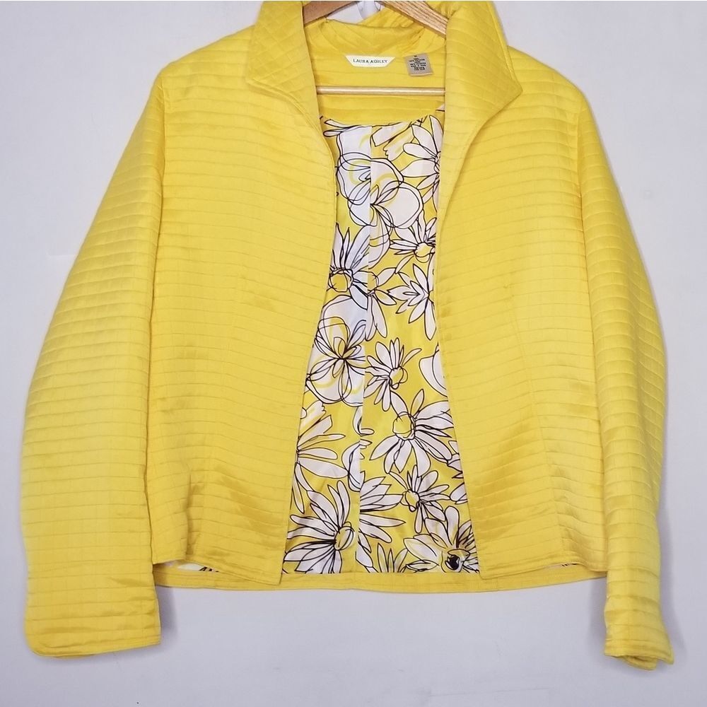 Laura Ashley quilted full zip blazer cute inside lining material Women's medium